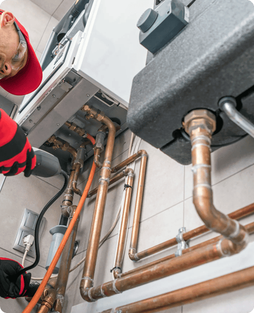 Vistoria de Gás Predial no Rio de Janeiro 3 Técnico da GNeto Assessoria de Gas realizando manutenção em um aquecedor a gás em apartamento na Tijuca